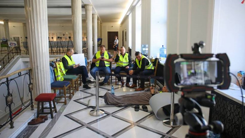 Fot. PAP/Albert Zawada
Warszawa, 13.05.2024. Rolnicy protestujący w Sejmie, 13 bm. Rozpoczęli strajk głodowy. Żądają spotkania z premierem ws. Zielonego Ładu. (ad) PAP/Albert Zawada