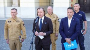 Fot. PAP/Rafał Guz
Warszawa, 13.05.2024. Wojewoda mazowiecki Mariusz Frankowski (2L), prezydent m.st. Warszawy Rafał Trzaskowski (2P), zastępca Mazowieckiego Komendanta Wojewódzkiego PSP st. bryg. mgr inż. Piotr Gąska (L), Komendant Miejski PSP w Warszawie st. bryg. mgr inż. Roman Krzywiec (3P) oraz rzecznik prasowy Komendanta Stołecznego Policji podinsp. Robert Szumiata (P) podczas konferencji przed stołecznym Ratuszem, 13 bm. po spotkaniu prezydenta stolicy i wojewody mazowieckiego z przedstawicielami Państwowej Straży Pożarnej oraz innych służb i instytucji, biorących udział w zabezpieczaniu terenu po pożarze centrum handlowego Marywilska 44. W nocy z 11 na 12 bm. centrum handlowe doszczętnie spłonęło. (jm) PAP/Rafał Guz