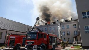 Fot. PAP/Paweł Supernak
Grodzisk Mazowiecki, 13.05.2024. Pożar dachu liceum w Grodzisku Mazowieckim, 13 bm. Do zdarzenia doszło podczas egzaminu maturalnego z języka angielskiego. Ewakuowano uczniów i nauczycieli, łącznie około 60 osób. (mr) PAP/Paweł Supernak ***Do tego materiału zdjęciowego dostępna jest również depesza w systemie CSI, pt.: Mazowieckie/ Pożar dachu liceum w Grodzisku Maz. w trakcie egzaminu maturalnego***