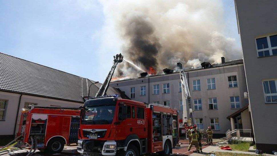 Fot. PAP/Paweł Supernak
Grodzisk Mazowiecki, 13.05.2024. Pożar dachu liceum w Grodzisku Mazowieckim, 13 bm. Do zdarzenia doszło podczas egzaminu maturalnego z języka angielskiego. Ewakuowano uczniów i nauczycieli, łącznie około 60 osób. (mr) PAP/Paweł Supernak ***Do tego materiału zdjęciowego dostępna jest również depesza w systemie CSI, pt.: Mazowieckie/ Pożar dachu liceum w Grodzisku Maz. w trakcie egzaminu maturalnego***