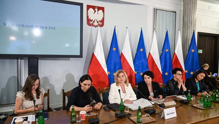 Fot. PAP/Radek Pietruszka
Warszawa, 16.05.2024. Przewodnicząca komisji, posłanka KO Dorota Łoboda (3L) i jej zastępczynie: posłanka Lewicy Anna Maria Żukowska (4L), posłanka Konfederacji Karina Bosak (L), posłanka Polska2050-TD Ewa Szymanowska (2L), posłanka Trzeciej Drogi Urszula Nowogórska (3P), wicemarszałkini Sejmu Monika Wielichowska (2P) na posiedzeniu sejmowej Komisji Nadzwyczajnej do rozpatrzenia projektów ustaw dotyczących prawa do przerywania ciąży, w Sejmie w Warszawie, 16 bm. Przedmiotem obrad będzie wysłuchanie publiczne w sprawie projektów dotyczących aborcji. (ad) PAP/Radek Pietruszka