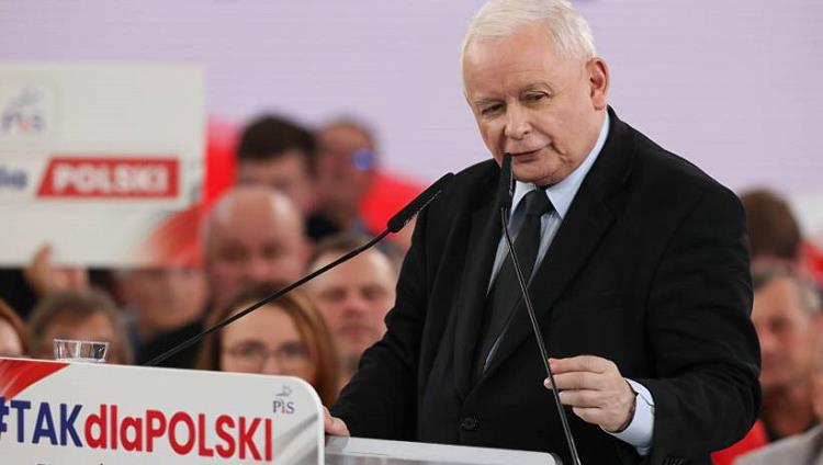 Fot. PAP/Marian Zubrzycki
Tomaszów Mazowiecki, 19.05.2024. Kampania wyborcza do Parlamentu Europejskiego. Prezes Prawa i Sprawiedliwości Jarosław Kaczyński (C) podczas konwencji wyborczej ugrupowania w Zespole Szkół Ponadgimnazjalnych nr 8 w Tomaszowie Mazowieckim, 19 bm. (amb) PAP/Marian Zubrzycki