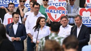 Fot. PAP/Piotr Polak
Radom, 19.05.2024. Kampania wyborcza do Parlamentu Europejskiego. Minister ds. polityki senioralnej Marzena Okła-Drewnowicz (3P), minister finansów Andrzej Domański (4P), europoseł Andrzej Halicki (P) podczas wiecu wyborczego Koalicji Obywatelskiej, 19 bm. w Radomiu. (amb) PAP/Piotr Polak