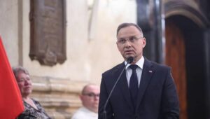 Fot. PAP/Łukasz Gągulski
Kraków, 20.05.2024. Prezydent RP Andrzej Duda podczas uroczystości pogrzebowych muzyka, współzałożyciela zespołu Skaldowie Jacka Zielińskiego, 20 bm. na Cmentarzu Rakowickim w Krakowie, 20 bm. Jacek Zieliński zmarł 6 maja 2024 r. w wieku 77 lat. (sko) PAP/Łukasz Gągulski