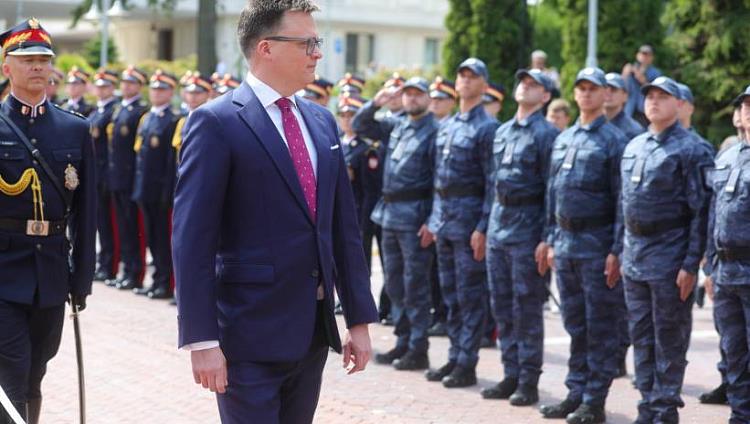 Fot. PAP/Rafał Guz
Warszawa, 19.05.2024. Marszałek Sejmu Szymon Hołownia (C) podczas uroczystego apelu z okazji Święta Straży Marszałkowskiej, 20 bm. na terenie parlamentu w Warszawie. (ad) PAP/Rafał Guz