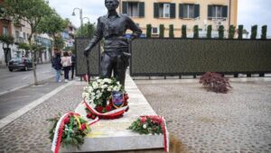 Fot. PAP/Albert Zawada
Cassino, 19.05.2024. Nowy pomnik gen. Władysława Andersa - dar mieszkańców Międzyzdrojów, odsłonięty uroczyście w centrum Cassino, 19 bm. Trwają obchody 80. rocznicy bitwy o Monte Cassino. (amb) PAP/Albert Zawada