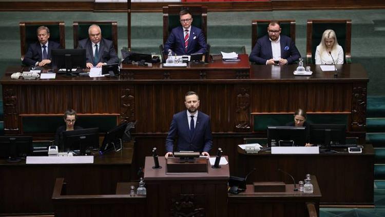 Fot. PAP/Leszek Szymański
Warszawa, 22.05.2024. Wicepremier, minister obrony narodowej Władysław Kosiniak-Kamysz (C-dół) oraz marszałek Sejmu Szymon Hołownia (C-góra) na sali obrad Sejmu w Warszawie, 22 bm. Posłowie słuchają informacji szefa MON ws. stanu bezpieczeństwa RP. (jm) PAP/Leszek Szymański