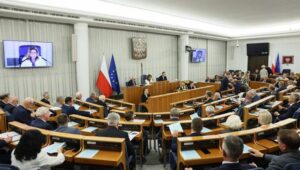 Fot. PAP/Leszek Szymański
Warszawa, 22.05.2024. Senatorowie na sali obrad Senatu w Warszawie, 22 bm. Senat rozpoczyna dwudniowe posiedzenie. Zajmie się ustawą o bonie energetycznym, ustawą "Aktywny rodzic", a także nowelizacją ustawy o pomocy obywatelom Ukrainy w związku z konfliktem zbrojnym na terytorium tego państwa. (ad) PAP/Leszek Szymański