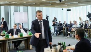 Fot. PAP/Leszek Szymański
Warszawa, 22.05.2024. Członek komisji, poseł PiS Mariusz Krystian (C), a także wezwany na świadka były prezes Rady Ministrów Mateusz Morawiecki (P) podczas posiedzenia sejmowej komisji śledczej do zbadania legalności, prawidłowości oraz celowości działań podjętych w celu przygotowania i przeprowadzenia wyborów Prezydenta Rzeczypospolitej Polskiej w 2020 r. w formie głosowania korespondencyjnego, 22 bm. w Sejmie w Warszawie. (amb) PAP/Leszek Szymański