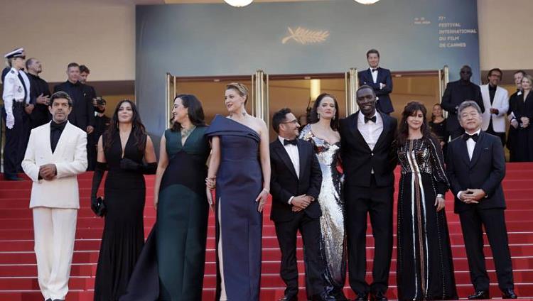 "Anora" Seana Bakera o pracownicy seksualnej, która poślubia syna oligarchy, otrzymała Złotą Palmę dla najlepszego filmu podczas sobotniej gali zamknięcia 77. festiwalu w Cannes. "To nagroda dla wszystkich tancerek erotycznych - obecnych, przeszłych i przyszłych" - powiedział reżyser.