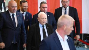 Fot. PAP/Marcin Bielecki
Kozielice (pow. pyrzycki), 25.05.2024. Kampania wyborcza do Parlamentu Europejskiego 2024. Prezes PiS Jarosław Kaczyński (C) i poseł PiS Zbigniew Bogucki (2L) podczas spotkania z mieszkańcami w hali sportowej przy SP im. Osadników Ziem Zachodnich w Kozielicach, 25 bm. (ad) PAP/Marcin Bielecki