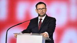 Fot. PAP/Radek Pietruszka
Warszawa, 01.02.2024. Prezes zarządu Orlen Daniel Obajtek podczas konferencji prasowej dot. realizacji Strategii ORLEN2030 w siedzibie spółki Orlen w Warszawie, 1 bm. (jm) PAP/Radek Pietruszka