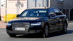 Fot. PAP/Darek Delmanowicz
Jedlicze, 17.03.2020. Limuzyna SOP z prezydentem RP Andrzejem Dudą wyjeżdża z terenu spółki Orlen Oil w Jedliczu (woj. podkarpackie), 17 bm. W firmie odbyła konferencja prezesa zarządu PKN ORLEN Daniela Obajtka dot. realizowanych działań związanych z zapobieganiem rozprzestrzeniania się koronawirusa, w tym produkcji płynu do dezynfekcji rąk w zakładzie w Jedliczu. (aldg) PAP/Darek Delmanowicz