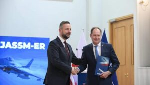 Fot. PAP/Marcin Obara
Warszawa, 28.05.2024. Wicepremier, minister obrony narodowej Władysław Kosiniak-Kamysz (L) i ambasador USA w Polsce Mark Brzezinski (P) podczas podpisania umowy na dostarczenie lotniczych pocisków manewrujących dalekiego zasięgu JASSM-ER, 28 bm. w Departamencie Wojskowych Spraw Zagranicznych MON w Warszawie. (sko) PAP/Marcin Obara