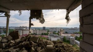 Charków, Ukraina, 14.05.2024. Zniszczenia w trafionym rosyjskim pociskiem rakietowym bloku mieszkalnym w Charkowie, 14 bm. Wg lokalnych władz rannych zostało 17 osób, nie było pożaru. Trwa inwazja Rosji na Ukrainę. Fot. PAP/Mykola Kalyeniak