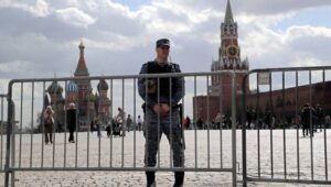 A Russian policeman stands guard at the Red Square outside the Kremlin during spring weather in Moscow, Russia, 03 April 2024. The temperatures have reached fourteen degrees Celsius in the Russian capital.  Fot. PAP/EPA/MAXIM SHIPENKOV