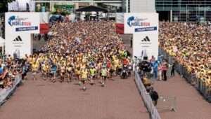 Poznań, 05.05.2024. Biegacze na starcie charytatywnego 11. biegu "Wings For Life World Run" w Poznaniu, 5 bm. Całkowity dochód z wpisowego przeznaczony jest na rozwój badań nad uszkodzonym rdzeniem kręgowym. "Wings for Life World Run" to impreza o charakterze międzynarodowym, a jej wyjątkowość polega na tym, że to rywalizacja bez klasycznej linii mety. Finiszem dla uczestników jest samochód, który wyruszy ze startu pół godziny za zawodnikami. Wynikiem jest nie czas, ale pokonany dystans. Fot. PAP/Marek Zakrzewski