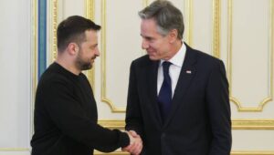 Kijów, Ukraina, 14.05.2024. Prezydent Ukrainy Wołodymyr Zełenski (L) i sekretarz stanu USA Anthony Blinken (P) podczas spotkania w Kijowie, 14 bm. Trwa inwazja Rosji na Ukrainę. Fot. PAP/Viktor Kovalchuk