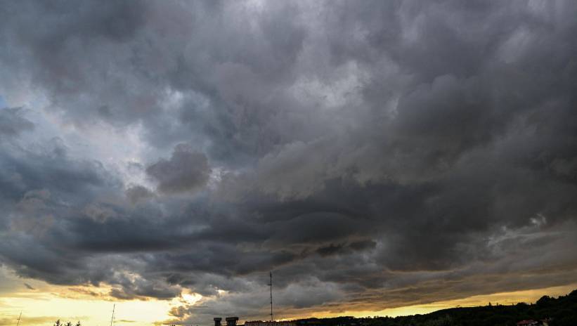 Przemyśl, 08.08.2023. Ciemne chmury nad Przemyślem, 8 bm. Fot. PAP/Darek Delmanowicz