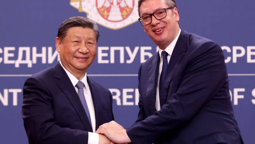 Serbian President Aleksandar Vucic (R) and Chinese President Xi Jinping (L) shake hands following their meeting in Belgrade, Serbia, 08 May 2024. The Chinese president is on a two-day official visit to Serbia. Fot. PAP/EPA/ANDREJ CUKIC