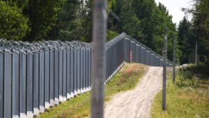 Kuźnica, 14.08.2023. Teren w pobliżu polsko-białoruskiego przejścia granicznego w Kuźnicy, 14 bm. Na konferencji prasowej, szef MON odniósł się do czwartego pytania referendalnego dot. likwidacji bariery na granicy polsko-białoruskiej. Zapewnił, że rząd PiS jest gwarantem tego, by bariera nie została zlikwidowana. Fot. PAP/Michał Zieliński