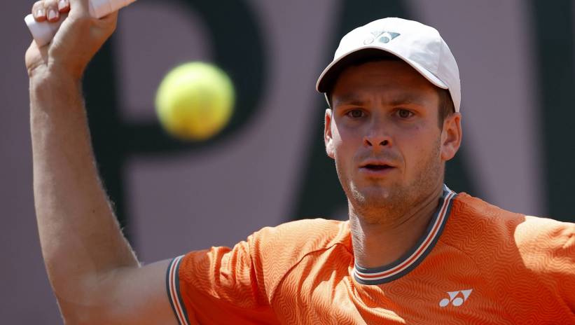 Hubert Hurkacz of Poland in action against Shintaro Mochizuki of Japan during their Men's Singles 1st round match during the French Open Grand Slam tennis tournament at Roland Garros in Paris, France, 26 May 2024. Fot. PAP/EPA/YOAN VALAT