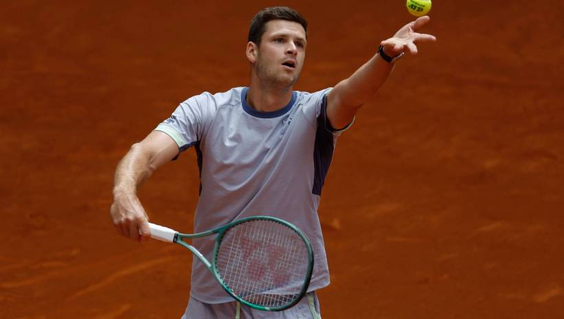 Hubert Hurkacz of Poland in action during his men's singles third round tennis match against Jack Draper of the UK at the Madrid Open tennis tournament, Madrid, Spain, 26 April 2024. Fot. PAP/EPA/JUANJO MARTIN