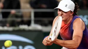 Iga Swiatek of Poland in action during her Women's Singles 2nd round match against Naomi Osaka of Japan during the French Open Grand Slam tennis tournament at Roland Garros in Paris, France, 29 May 2024. Fot. PAP/EPA/CHRISTOPHE PETIT TESSON