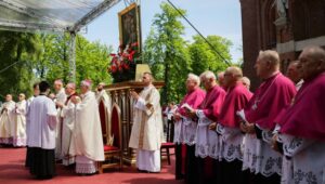 Piekary Śląskie, 26.05.2024. Prymas Polski abp Wojciech Polak (C) podczas dorocznej archidiecezjalnej pielgrzymki mężczyzn i młodzieńców do sanktuarium Matki Sprawiedliwości i Miłości Społecznej w Piekarach Śląskich, 26 bm. Fot. PAP/Jarek Praszkiewicz