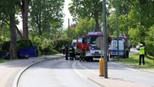 Warszawa, 03.05.2024. Miejsce śmiertelnego wypadku na ul. Vogla w Warszawie, 3 bm. Samochód osobowy uderzył w drzewo, po czym stanął w płomieniach. W wyniku wypadku zginęły trzy osoby. Fot. PAP/Paweł Supernak