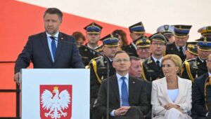 Warszawa, 04.05.2024. Prezydent RP Andrzej Duda (C), pierwsza dama Agata Kornhauser-Duda (P) oraz minister spraw wewnętrznych i administracji Marcin Kierwiński (L) podczas centralnych obchodów Dnia Strażaka na Placu Marszałka Józefa Piłsudskiego w Warszawie, 4 bm. Fot. PAP/Radek Pietruszka