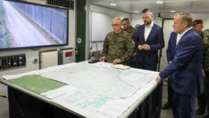 Dubicze Cerkiewne, 29.05.2024. Premier Donald Tusk (P), wicepremier, szef MON Władysław Kosiniak-Kamysz (C) oraz płk Sławomir Lidwa (L) podczas odprawy z dowództwem służb mundurowych w placówce Straży Granicznej w Dubiczach Cerkiewnych (pow. hajnowski), 29 bm. Fot. PAP/Artur Reszko