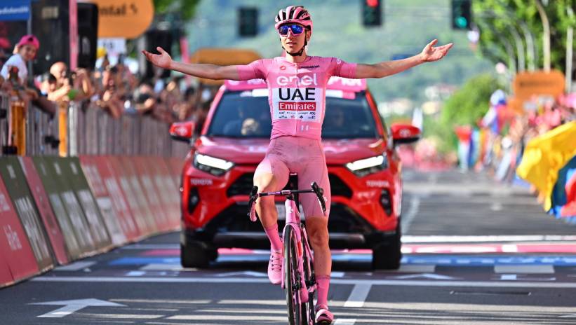 Slovenian rider Tadej Pogacar of Uae Team Emirates celebrates after crossing the finish line and win the 20th stage of the 107 Giro d'Italia 2024, cycling race over 184 km from Alpago to Bassano del Grappa, Italy, 25 May 2024. Fot. PAP/EPA/LUCA ZENNARO
