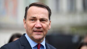 Poznań, 05.04.2024. Kampania samorządowa 2024. Minister spraw zagranicznych Radosław Sikorski podczas konferencji prasowej na Starym Rynku przy Ratuszu w Poznaniu, 5 bm. Tematem spotkania było podsumowanie kampanii samorządowej Platformy Obywatelskiej. Fot. PAP/Jakub Kaczmarczyk