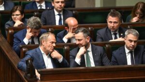 Warszawa, 08.05.2024. Premier Donald Tusk (L), wicepremier, minister cyfryzacji Krzysztof Gawkowski (P) i wicepremier, minister obrony Władysław Kosiniak-Kamysz (C) na posiedzeniu niższej izby parlamentu w Warszawie, 8 bm. Sejm rozpoczął trzydniowe posiedzenie. Posłowie zajmą się m.in. projektem ustawy wprowadzającym świadczenie "aktywni rodzice w pracy", czyli tzw. babciowe. Sejm rozpatrzy też projekt w sprawie tzw. wakacji składkowych oraz projekt ustawy o bonie energetycznym. Fot. PAP/Radek Pietruszka