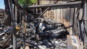 Charków, Ukraina, 30.04.2024. Zniszczenia powstałe podczas ataku wojsk rosyjskich w Charkowie, 30 bm. W wyniku ostrzału 24-letni cywil poniósł śmierć, a dziewięciu kolejnych zostało rannych. Trwa inwazja Rosji na Ukrainę. Fot. PAP/Mykola Kalyeniak