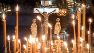 Białystok, 17.04.2020. Koronawirus w Polsce. Wieczernia z wyniesiem Świętej Płaszczenicy w parafii prawosławnej Zmartwychwstania Pańskiego w Białymstoku, 17. bm. Wierni obrządków wschodnich, m.in. prawosławni i grekokatolicy, obchodzą uroczystość Wielkiego Czwartku. W tym roku Wielkanoc wypada u nich tydzień później niż u katolików. Ze względu na epidemię koronawirusa celebracje mają ograniczony charakter. Fot. PAP/Artur Reszko