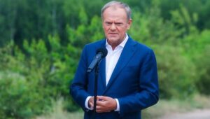 Fot. PAP/Artur Reszko
Dubicze Cerkiewne, 29.05.2024. Premier Donald Tusk podczas konferencji prasowej, po odprawie z dowództwem służb mundurowych w placówce Straży Granicznej w Dubiczach Cerkiewnych (pow. hajnowski), 29 bm. (mr) PAP/Artur Reszko ***Do tego materiału zdjęciowego dostępna jest również depesza w systemie CSI, pt.: Rozpoczęła się odprawa Tuska, Kosiniaka-Kamysza i Siemoniaka z dowództwem służb mundurowych***