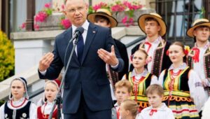 Fot. PAP/Marek Zakrzewski
Grodzisk Wielkopolski, 03.06.2024. Prezydent RP Andrzej Duda podczas spotkania z mieszkańcami powiatu grodziskiego na Starym Rynku w Grodzisku Wielkopolskim, 3 bm. (mr) PAP/Marek Zakrzewski