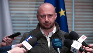 Fot. PAP/Marcin Obara
Warszawa, 06.06.2024. Szef Biura Bezpieczeństwa Narodowego Jacek Siewiera podczas breifingu prasowego na lotnisku im. Fryderyka Chopina przed wylotem prezydenta RP do Francji, 6 bm. Prezydent RP Andrzej Duda udaje się z wizytą do Republiki Francuskiej, w związku z obchodami 80. rocznicy lądowania Wojsk Sprzymierzonych w Normandii. (aldg) PAP/Marcin Obara