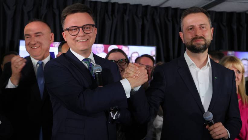 Fot. PAP/Paweł Supernak
Warszawa, 09.06.2024. Wybory do Parlamentu Europejskiego 2024. Liderzy Trzeciej Drogi, marszałek Sejmu Szymon Hołownia (C) i wicepremier, minister obrony narodowej Władysław Kosiniak-Kamysz (P) oraz kandydat do europarlamentu, wiceprzewodniczący partii Polska 2050 Michał Kobosko (L) w sztabie wyborczym KKW Trzecia Droga Polska 2050 Szymona Hołowni - Polskie Stronnictwo Ludowe w Warszawie, 9 bm. Zakończyły się wybory do Parlamentu Europejskiego. (mr) PAP/Paweł Supernak