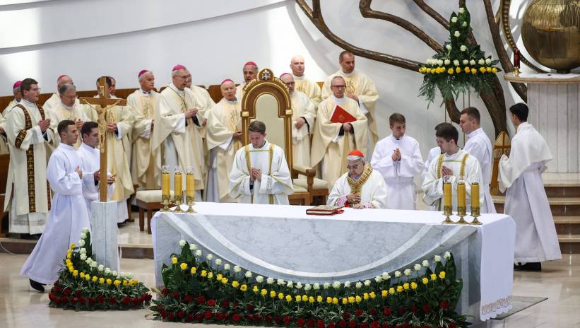 Fot. PAP/Łukasz Gągulski
Kraków, 15.06.2024. Prefekt wchodzącej w skład kurii rzymskiej Dykasterii Spraw Kanonizacyjnych kard. Marcello Semeraro (C) podczas uroczystości beatyfikacji ks. Michała Rapacza w bazylice Bożego Miłosierdzia w Krakowie Łagiewnikach, 15 bm. Ks. Michał Rapacz został zamordowany w 1946 r. przez komunistyczną bojówkę w Płokach w pow. chrzanowskim. (jm) PAP/Łukasz Gągulski