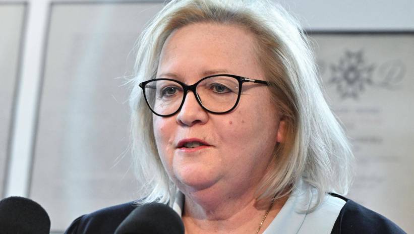 Fot. PAP/Radek Pietruszka
Warszawa, 20.02.2024. Pierwszy Prezes Sądu Najwyższego dr hab. Małgorzata Manowska na otwarciu wystawy "Stanisław Pomian-Srzednicki Pierwszy Prezes Sądu Najwyższego w dokumentach" w gmachu Sądu Najwyższego w Warszawie, 20 bm. Wystawa upamiętnia pierwszego z Pierwszych Prezesów Sądu Najwyższego Stanisława Srzednickiego herbu Pomian (1840-1925). Na stanowisko Pierwszego Prezesa Sądu Najwyższego niepodległej Rzeczypospolitej został powołany przez Tymczasową Radę Stanu z dniem 1 września 1917 r. Zorganizował od podstaw instytucję i pracę Sądu Najwyższego. Ustąpił ze stanowiska i przeszedł w stan spoczynku 28 lutego 1922 r. Był nie tylko sędzią, ale także filantropem. Organizował wiele przedsięwzięć o charakterze charytatywnym i społecznym. (rp/zkoc) PAP/Radek Pietruszka