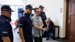 Fot. PAP/Jarek Praszkiewicz
Katowice, 24.06.2024. Oskarżony Łukasz T. (2P) na korytarzu Sądu Apelacyjnego w Katowicach, 24 bm. Apelacja dotyczy kierowcy autobusu, oskarżonego o śmiertelne potrącenie 19-latki w centrum Katowic. Mężczyzna został skazany przez SO na 16 lat więzienia. (mr) PAP/Jarek Praszkiewicz *** UWAGA!!! ZAKAZ PUBLIKACJI WIZERUNKU I DANYCH OSOBOWYCH OSKARŻONEGO! ***