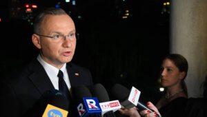 Fot. PAP/Radek Pietruszka
Pekin, Chiny, 24.06.2024. Prezydent RP Andrzej Duda (L) podczas briefingu prasowego na terenie Ambasady RP w Pekinie, 24 bm. (ad) PAP/Radek Pietruszka