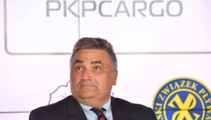 Fot. PAP/Radek Pietruszka
Warszawa, 31.07.2023. Prezes PKP Cargo Dariusz Seliga podczas konferencji prasowej poświęconej przedstawieniu nowego sponsora Polskiego Komitetu Olimpijskiego, 31 bm. w Warszawie. (gj) PAP/Radek Pietruszka