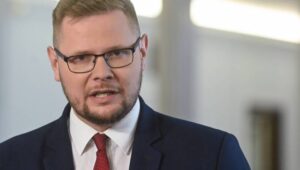 Fot. PAP/Piotr Nowak
Warszawa, 27.06.2024. Poseł Suwerennej Polski Michał Woś podczas konferencji prasowej w Sejmie w Warszawie, 27 bm. Sejmowa Komisja Regulaminowa, Spraw Poselskich i Immunitetowych zajmuje się 27 bm. rozpatrzeniem wniosku Prokuratora Krajowego o wyrażenie zgody na pociągnięcie do odpowiedzialności karnej posła Michała Wosia. (mr) PAP/Piotr Nowak