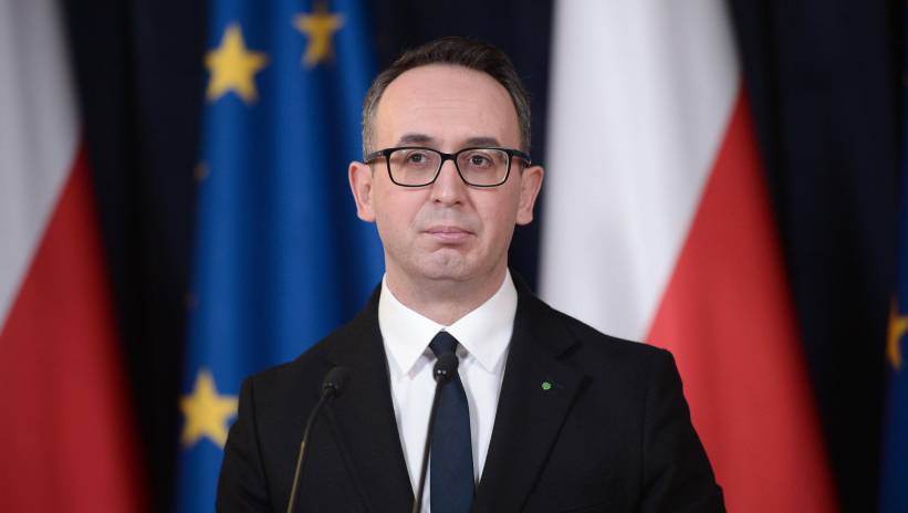 Warszawa, 16.01.2024. Minister infrastruktury Dariusz Klimczak podczas konferencji prasowej w siedzibie resortu w Warszawie, 16 bm. ws. porozumienia z przedstawicielami polskiej branży transportowej. Efektem porozumienia jest zawieszenie do 1 marca br. protestu przewoźników na drogowych przejściach granicznych z Ukrainą w trzech miejscowościach. Fot. PAP/Marcin Obara