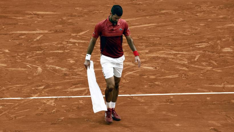 Novak Djokovic of Serbia reacts after falling during his men's singles Round of 16 match against Francisco Cerundolo of Argentina at the French Open Grand Slam tennis tournament at Roland Garros in Paris, France, 03 June 2024. Fot. PAP/EPA/YOAN VALAT