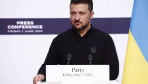 Ukrainian President Volodymyr Zelensky holds a press conference with French President Emmanuel Macron (not pictured) at the Elysee Palace in Paris, France, 07 June 2024. Zelensky arrived in France on 06 June to attend commemorations of the 80th anniversary of D-Day in Normandy. Fot. PAP/EPA/YOAN VALAT / POOL